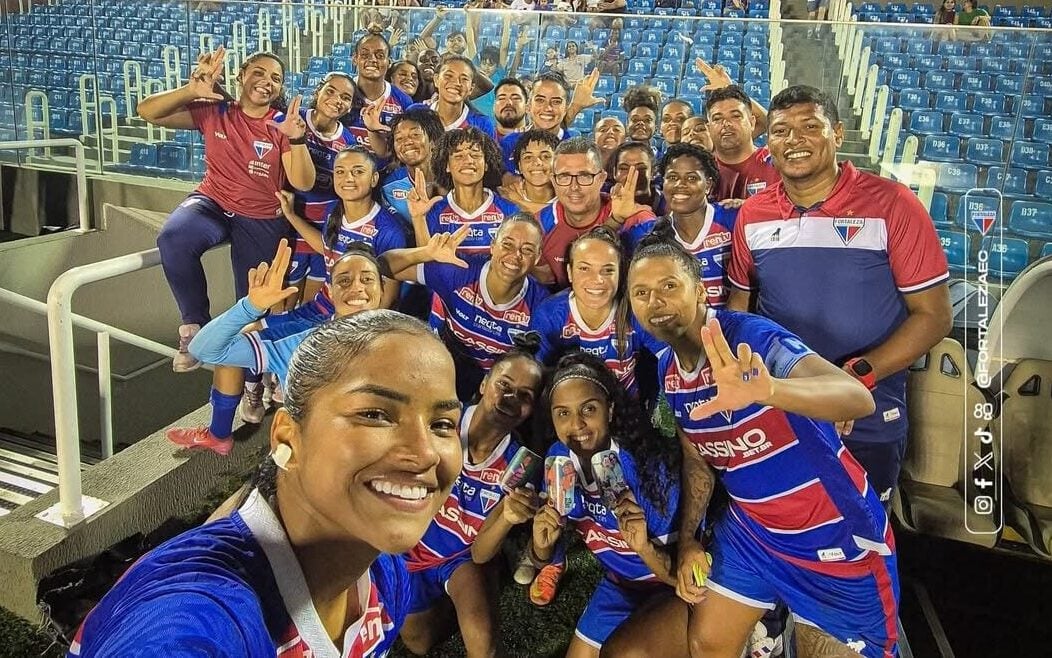 Jogadoras do Fortaleza e treinador comemoram vitória no Estádio Presidente Vargas (Foto: Fortaleza EC/Divulgação)