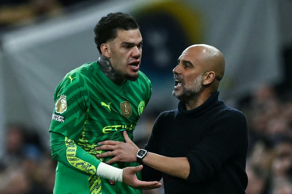 Manchester City's Brazilian goalkeeper #31 Ederson (L) argues with Manchester City's Spanish manager Pep Guardiola following his decision to substitute him during the English Premier League football match between Tottenham Hotspur and Manchester City at the Tottenham Hotspur Stadium in London, on May 14, 2024. (Photo by Ben Stansall / AFP) / RESTRICTED TO EDITORIAL USE. No use with unauthorized audio, video, data, fixture lists, club/league logos or 'live' services. Online in-match use limited to 120 images. An additional 40 images may be used in extra time. No video emulation. Social media in-match use limited to 120 images. An additional 40 images may be used in extra time. No use in betting publications, games or single club/league/player publications. / 