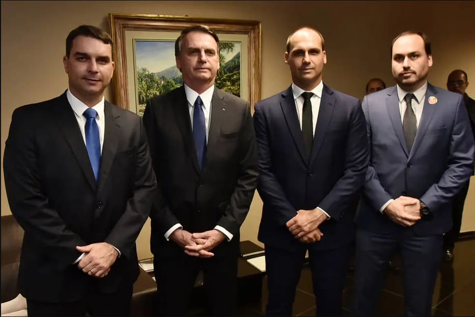 Jair Bolsonaro e seus filhos Flávio, Eduardo e Carlos