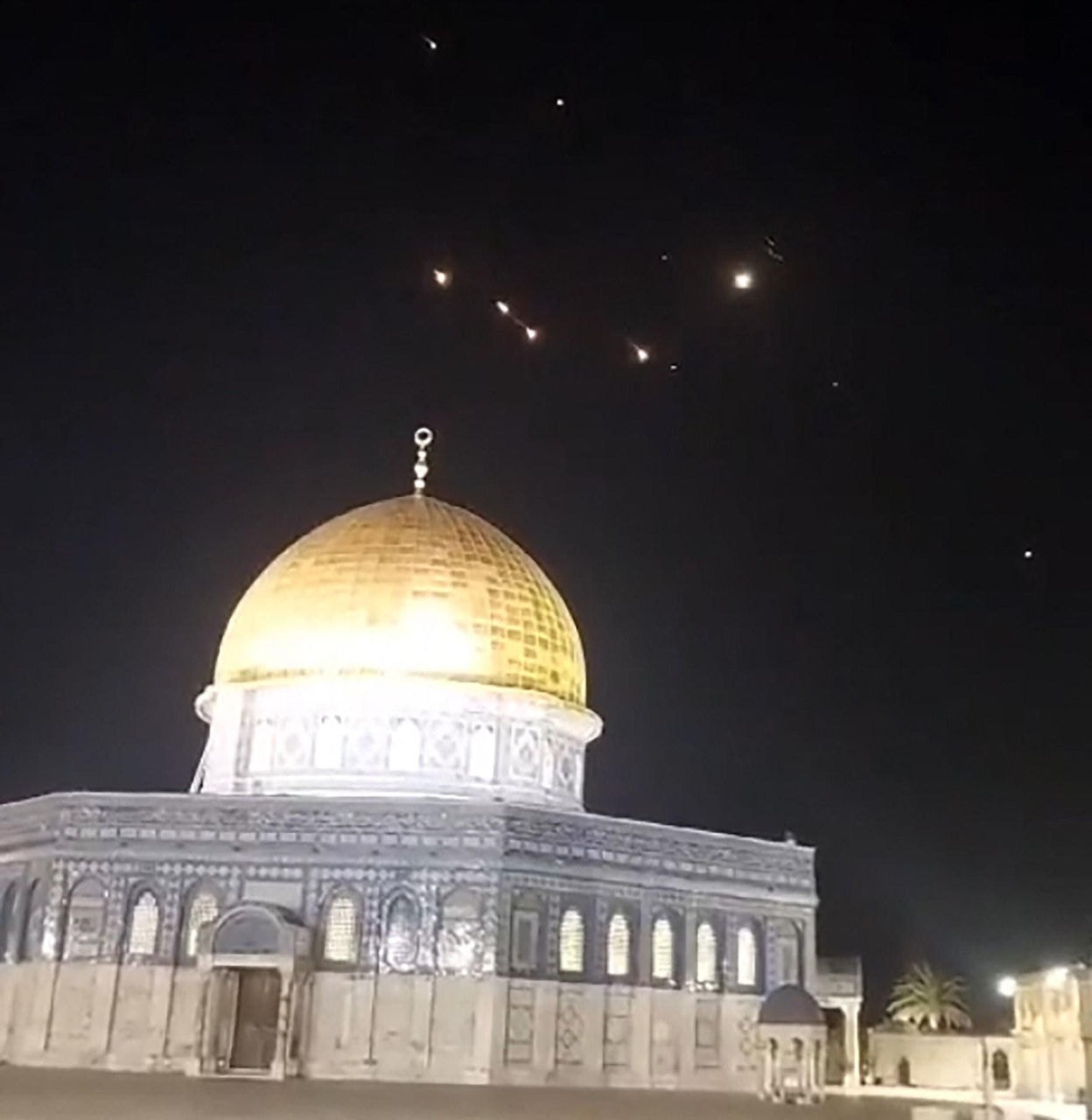 Drones com misseis lançados pelo Irã riscam o céu na região da Mesquita Al-Aqsa, em Jerusalém (14/4/2024)