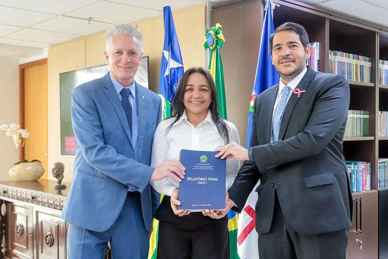 Ministro da AGU, Jorge Messias (dir) recebeu do deputado federal Rogério Correia (PT-MG) e da senadora Eliziane Gama (PSD-MA) o relatório aprovado na CPMI do 8 de Janeiro