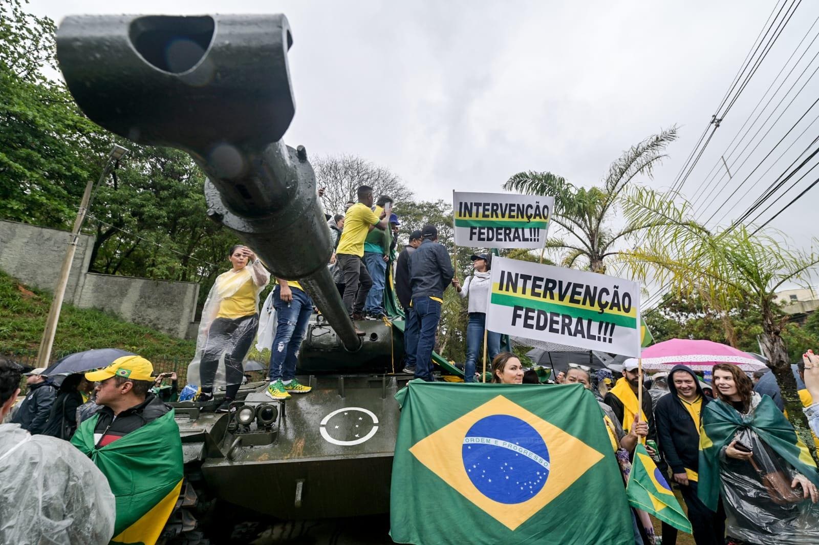 Grupo manteve ato na porta da 4ª Região Militar durante toda a manhã