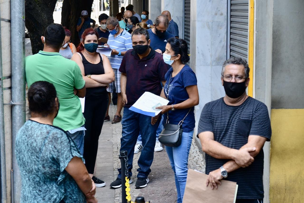 Cartório de BH tem longa fila por causa de alta demanda relacionada à Covid-19