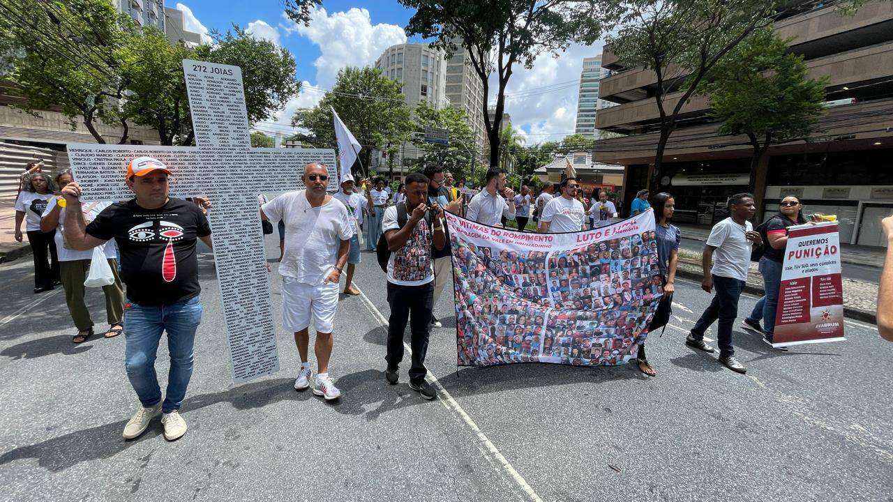 O protesto contou com cerca de 80 pessoas e ocorreu em frente à sede do Tribunal Regional Federal da 6ª Região (TRF-6)