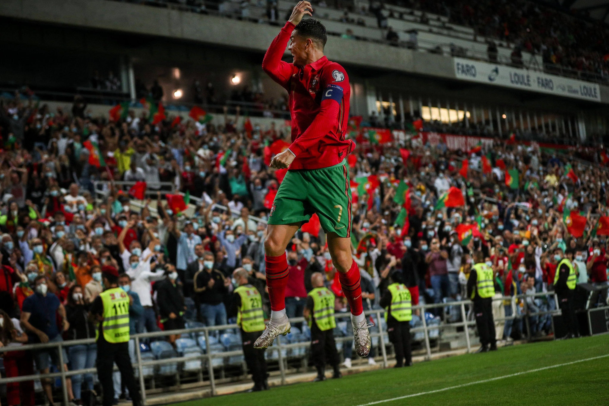 Cristiano Ronaldo marca pela seleção de Portugal contra Luxemburgo