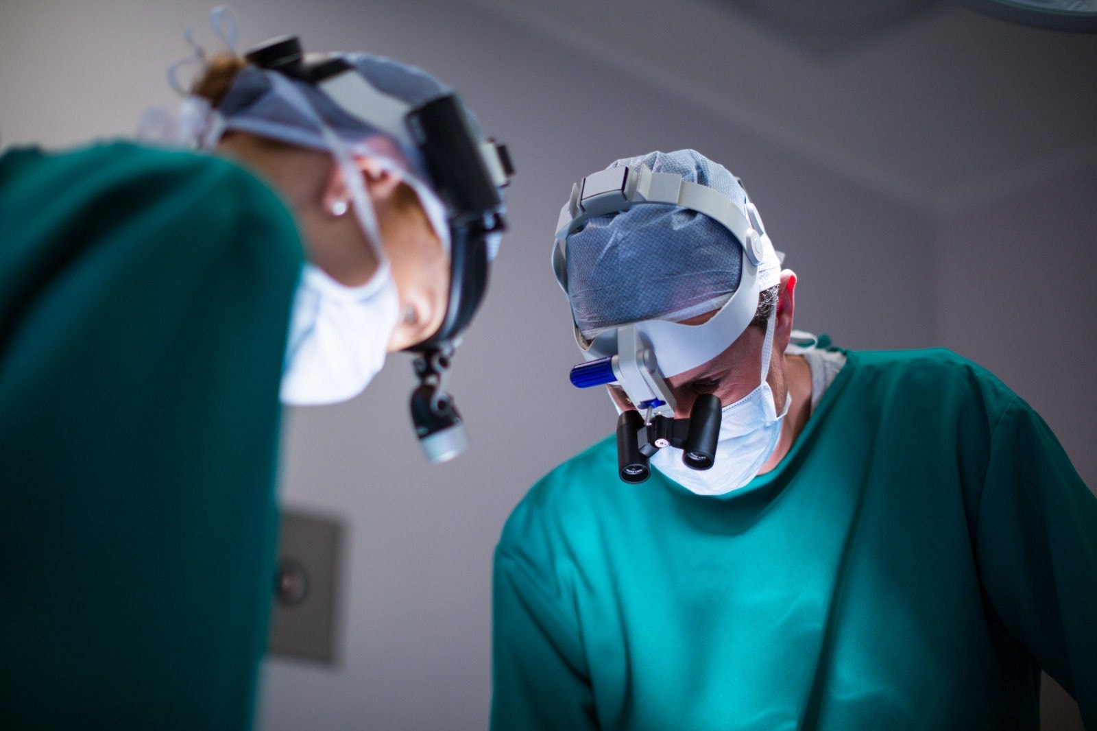 Mulher foi fazer uma cirurgia de laqueadura e teve diversas complicações no hospital 
