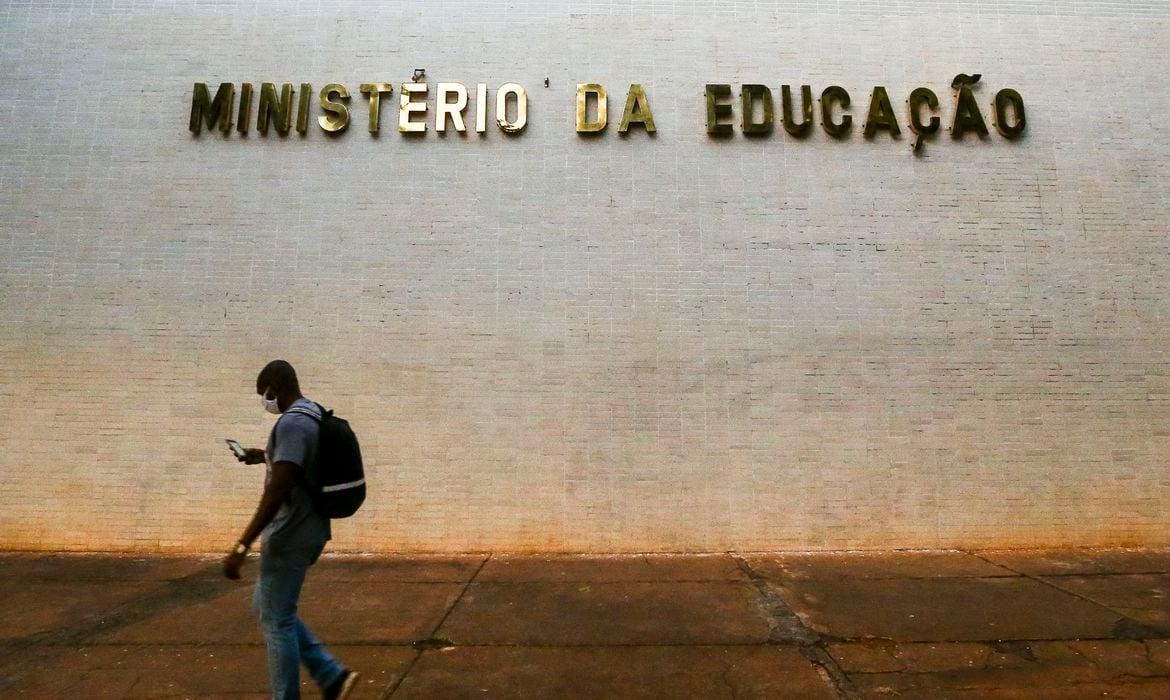 O MEC diz que, nos últimos três anos, teve um aumento de 38% em seu orçamento, considerando o executado em 2022, de R$ 163,9 bilhões, e o previsto para 2025, de R$ 226,4 bilhões