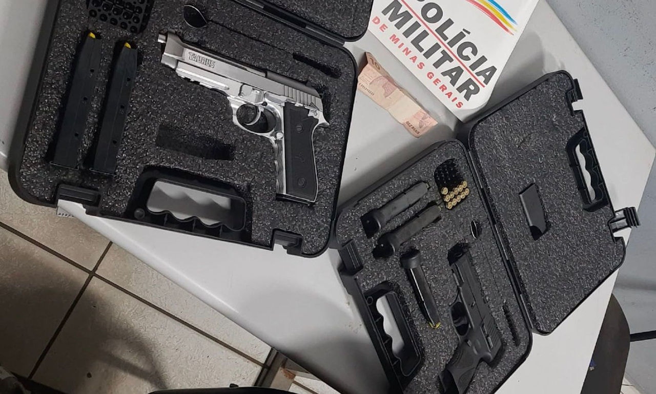 As armas foram apreendidas pela Polícia Militar de Minas Gerais (PMMG)