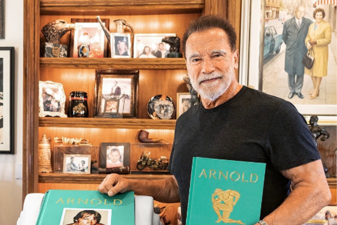 Arnold Schwarzenegger é conhecido por ser um campeão de fisiculturismo, ator e também político 