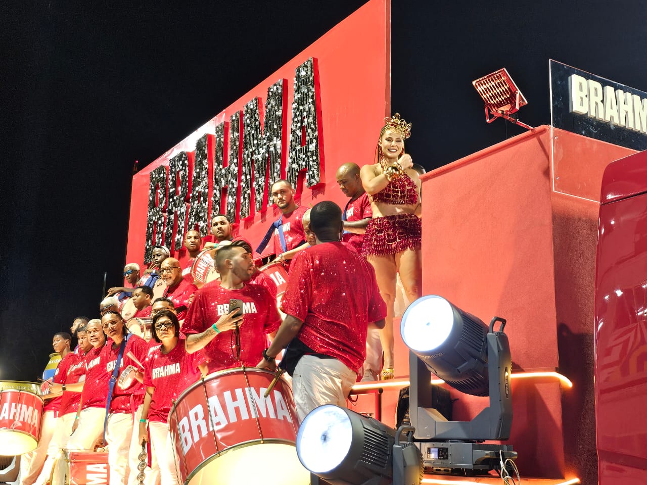 A patrocinadora do evento fez um cortejo inicial com Paolla Oliveira