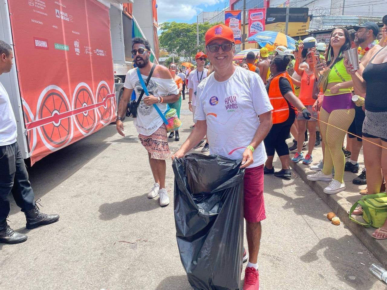 O aposentado Fábio Neves foi um dos três que catavam o lixo, voluntariamente, no Havayanas Usadas