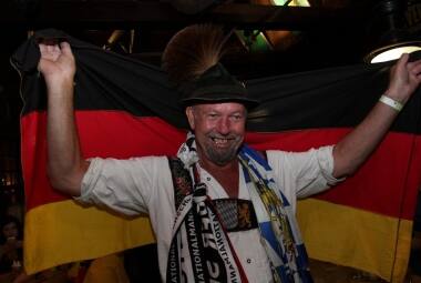 Matthaus Hammerl exibe a bandeira do seu país orgulhoso