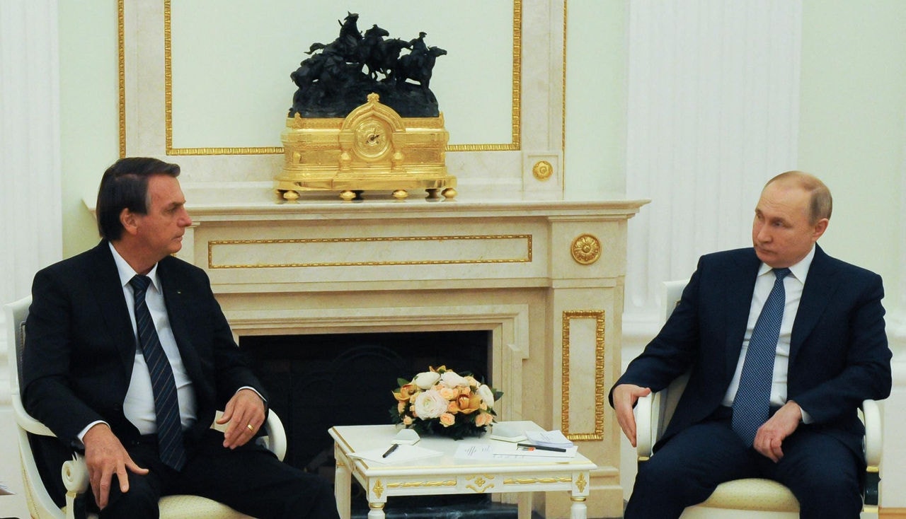 Os presidentes Jair Bolsonaro e Vladimir Putin conversam em encontro no Kremilin, sede do governo russo