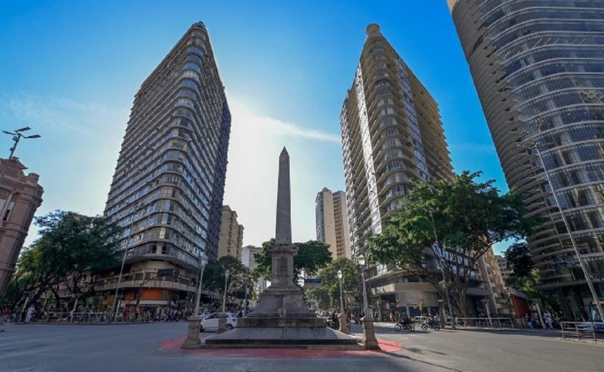  A cidade assiste agora à polêmica provocada pela nova legislação que autoriza publicidade na Praça Sete, no centro