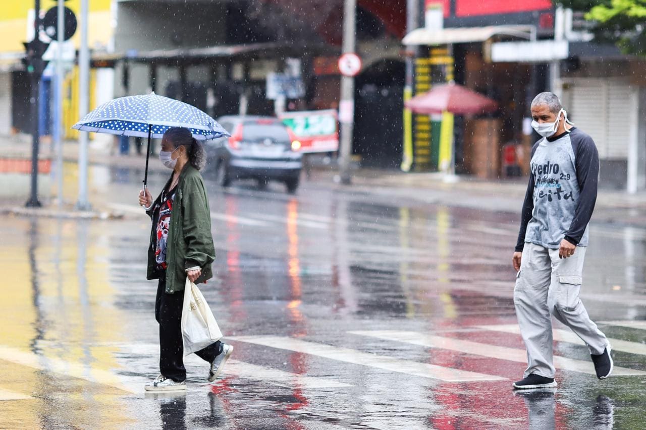 Sábado (16) começou com chuva em Belo Horizonte