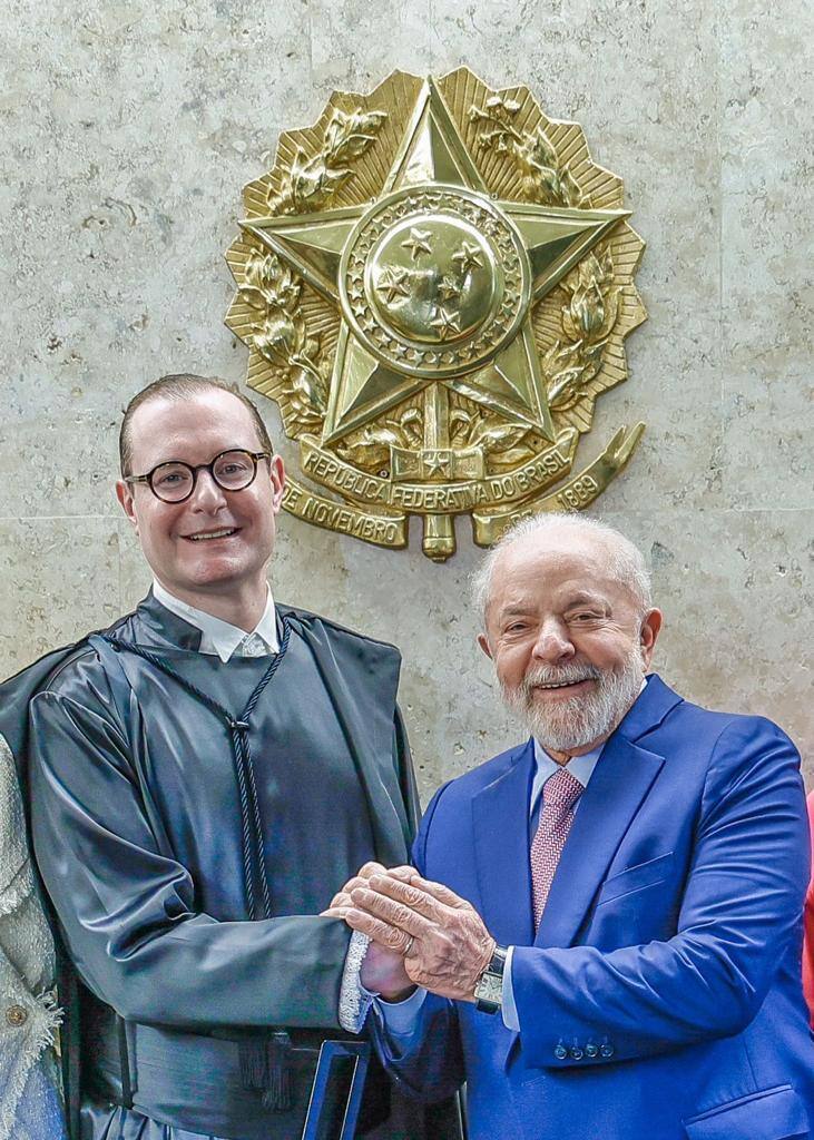 O ministro empossado do Supremo Tribunal Federal (STF), Cristiano Zanin, e o presidente da República, Luiz Inácio Lula da Silva (PT)