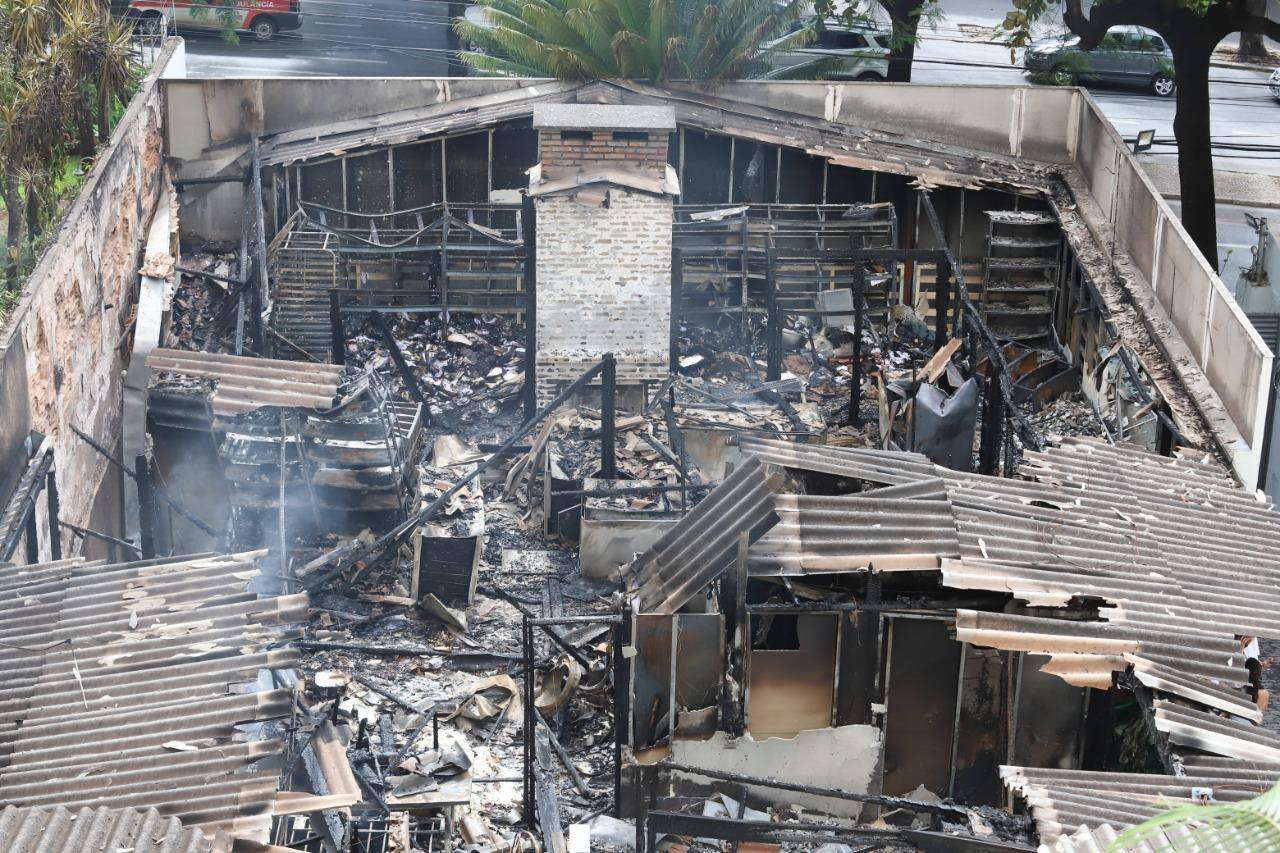 Buffet incendiado