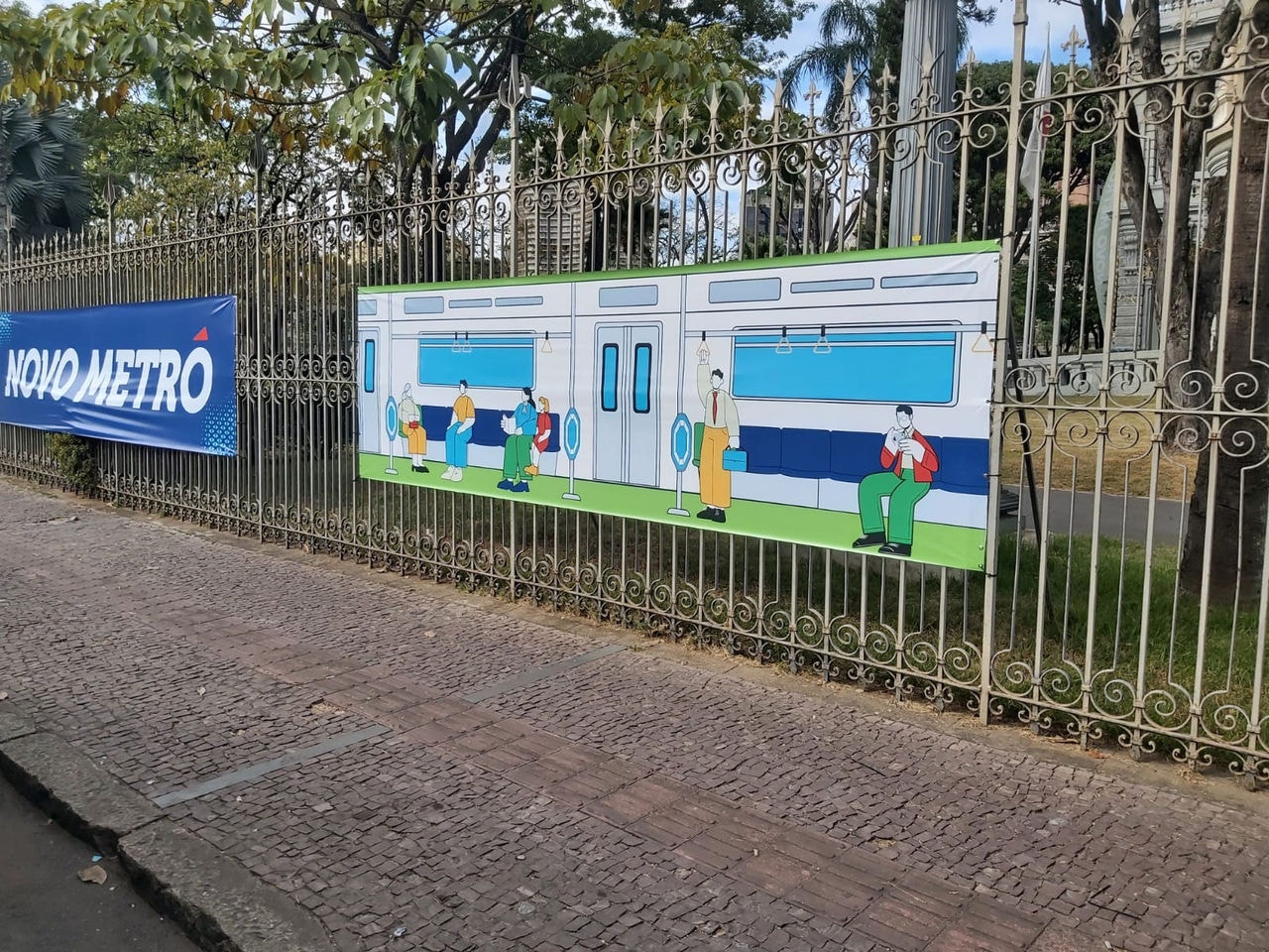 Faixas anunciando nova linha do metrô de BH foram colocadas na fachada do Palácio da Liberdade