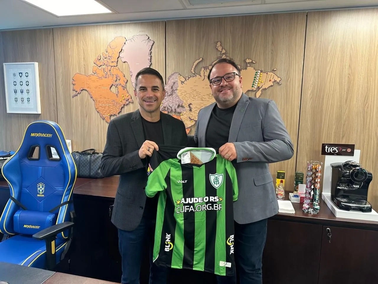 Fred Cascardo entrega camisa do Coelho a Rodrigo Caetano, coordenador executivo geral de Seleções da CBF