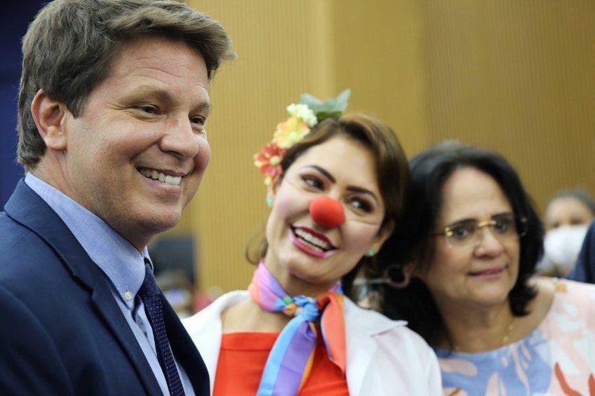Em foto nas redes sociais, Mário Frias anunciou o programa de incentivo às artes circenses