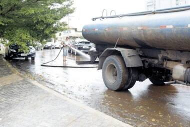 Absurdo. Em tempo de crise, caminhão-pipa é flagrado lavando uma rua no bairro Belvedere, em BH 