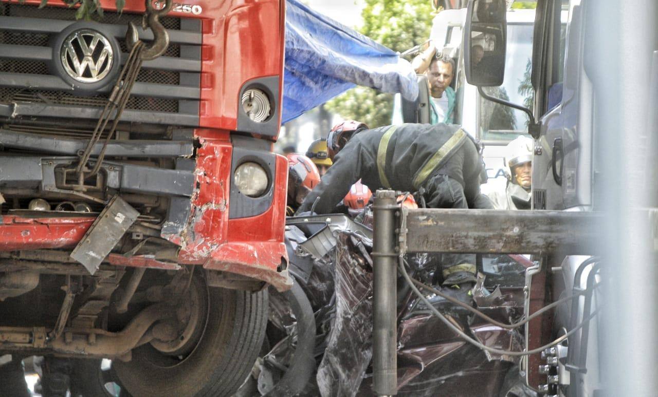 Bombeiros observam ferragens de carro esmagado por caminhão no bairro no Santo Antônio