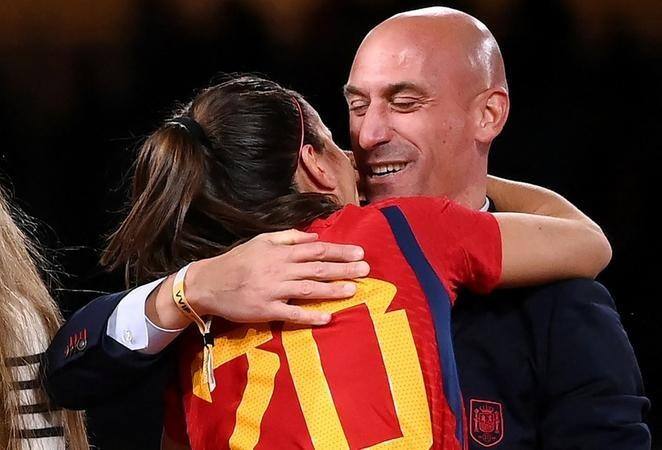 Câmeras da transmissão flagraram o momento em que Rubiales beijou a jogadora da seleção espanhola durante a cerimônia de premiação