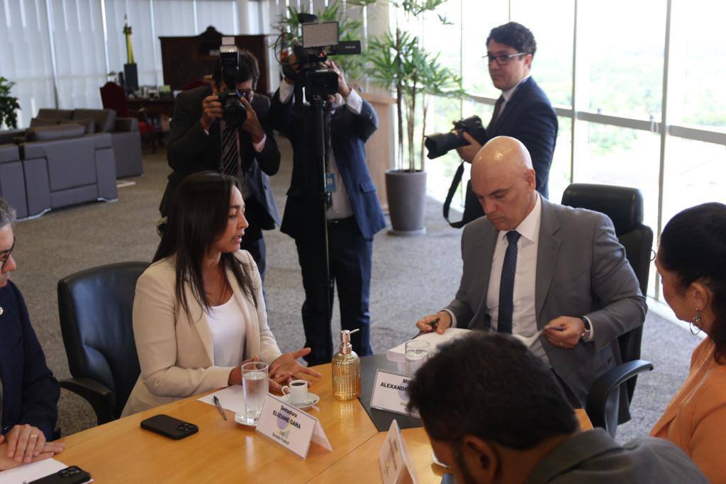 A senadora Eliziane Gama durante entreda do relatório da CPMI do 8 de Janeiro ao ministro Alexandre de Moraes