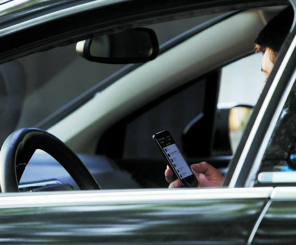 Distração ao volante pelo uso de celular para mensagens de texto é cada vez maior,  apontou o estudo