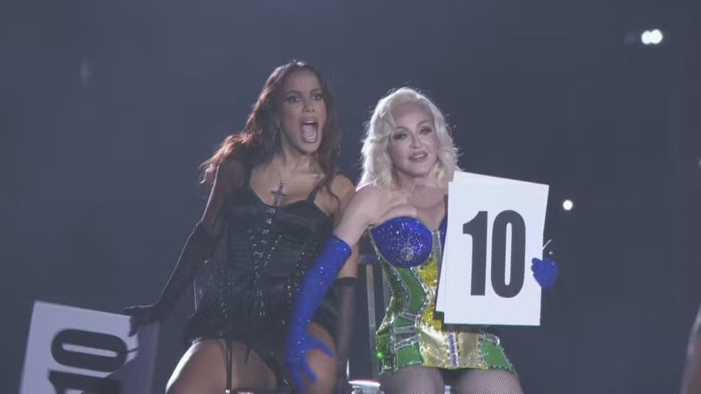 Madonna e Anitta durante show em Copacabana 