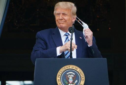Trump tira máscara para evento de campanha na Casa Branca