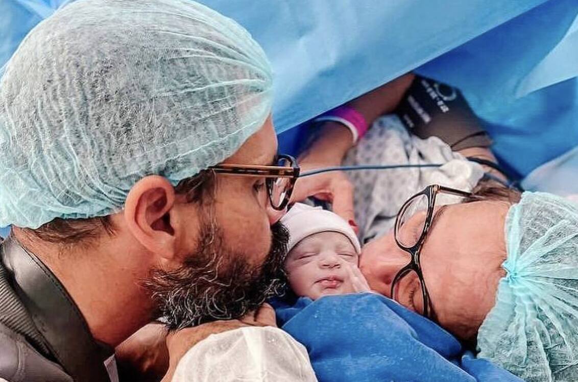 Juliano e Letícia Cazarré beijam Maria Guilhermina de Guadalupe Bastos Cazarré logo após o parto
