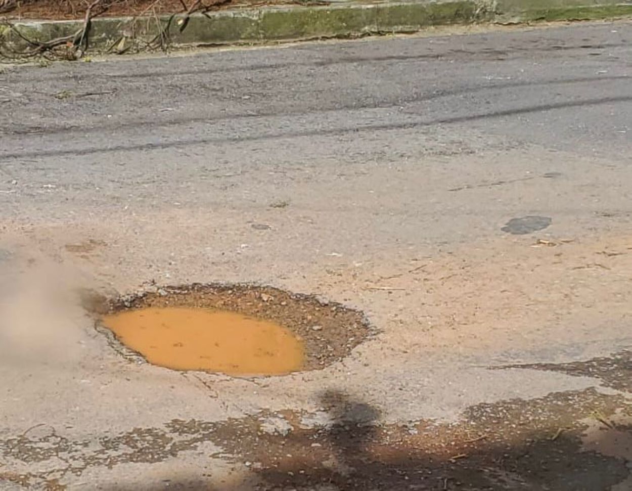 Buracos prejudicam o trânsito no bairro Santa Amélia, na região da Pampulha, em BH  