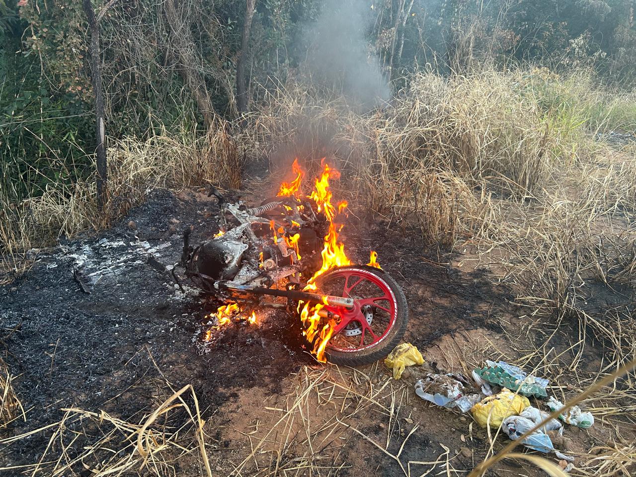 Moto foi incendiada por moradores após o acidente