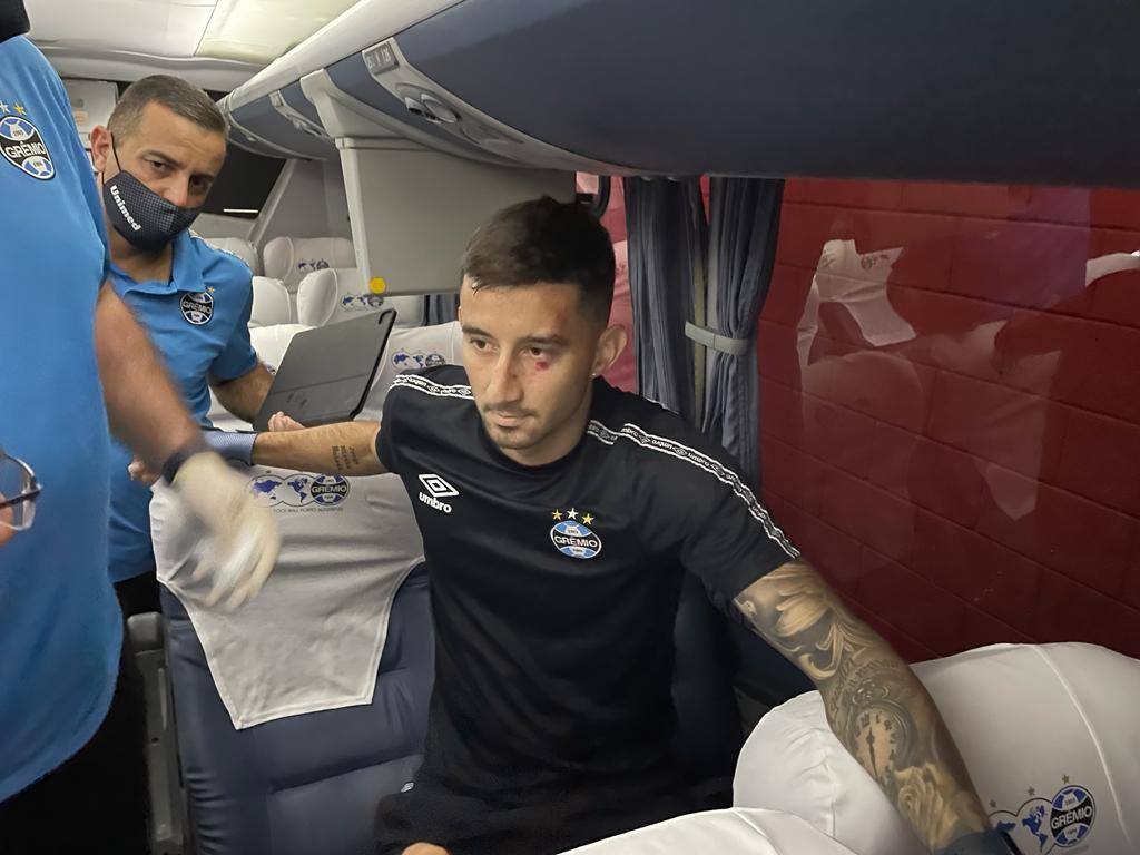 Ônibus do Grêmio é apedrejado na chega do Beira-Rio