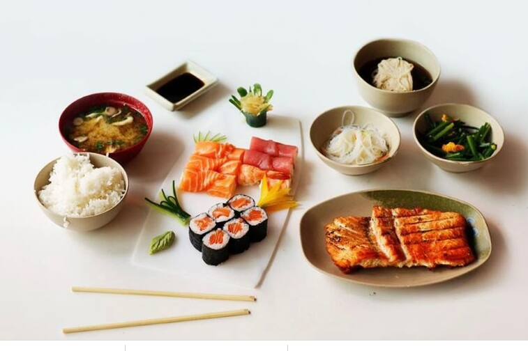 No menu executivo do Sushi Naka, há entrada de sushi, mas menu principal é composto de comida japonesa quente