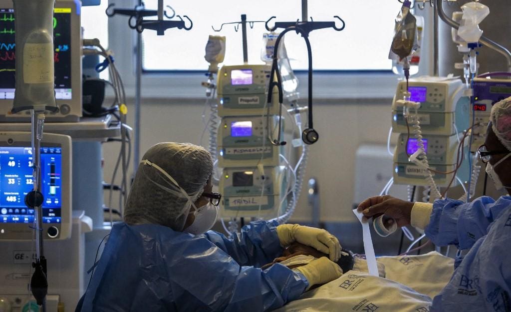 Leito de UTI no hospital Emílio Ribas em São Paulo - Covid - coronavírus - intubação - sedativo