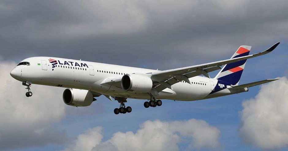 Um avião da Latam com 106 passageiros a bordo fez um pouso de emergência no Aeroporto de Brasília, na tarde desta segunda-feira (13)