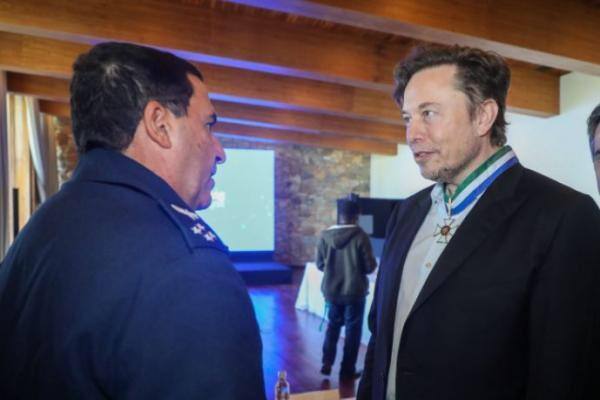 Comandante da FAB em encontro com Elon Musk: FAB destaca que a SpaceX, líder no mercado global de lançamentos comerciais, pode se tornar uma empresa parceira nas operações de lançamento de veículos espaciais a partir do território brasileiro