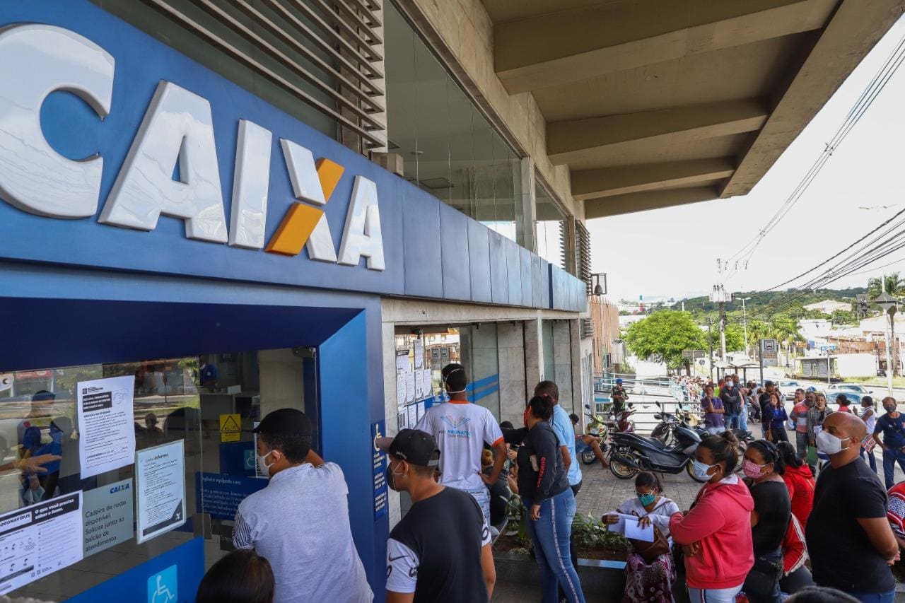 Aglomeração em frente à agência da Caixa Econômica Federal