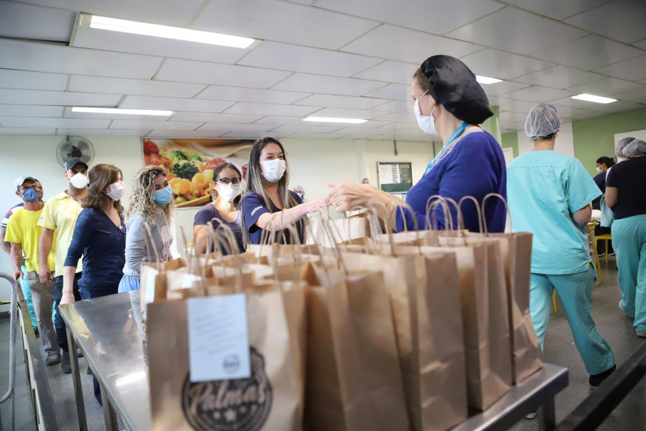 Funcionários do Hospital Eduardo de Menezes recebem kit com lanche em forma de agradecimento pelos cuidados com um paciente vítima de Covid-19 Filha do idoso foi quem ofereceu o lanche, mesmo após a morte do pai