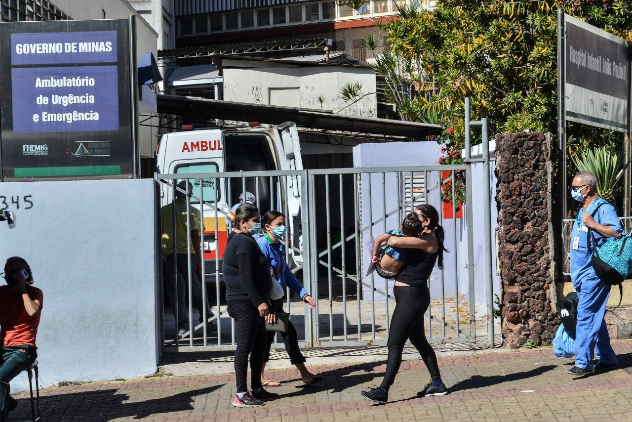 Movimento na frente do Hospital Infantil João Paulo 2º, da rede Fhemig, em Belo Horizonte, ontem de tarde