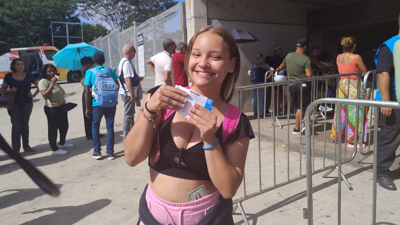 Larissa de Assis, de 19 anos, é fã de Bruno Mars e chegou na fila às 10h de segunda-feira (20/) para ser a primeira a garantir o ingresso para o show. 
