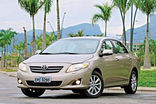 O Corolla adotou elementos óticos e grade que remetem ao médio-grande Camry; desenho, de 2008, é sóbrio