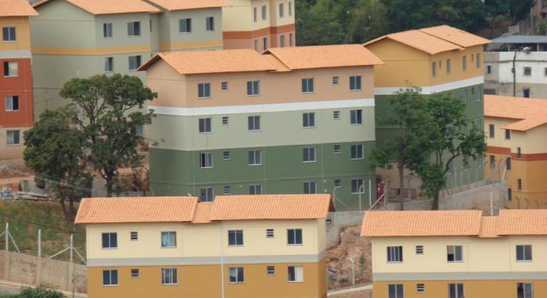 A previsão é de que 23 conjuntos, com 200 unidades habitacionais, fiquem prontos ainda neste ano