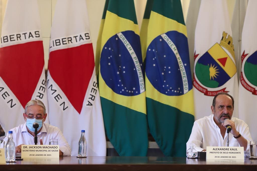 Jackson Machado, secretário Municipal de Saúde e o prefeito Alexandre Kalil em coletiva