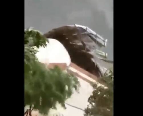 Vento destelhou estabelecimentos em Jaíba