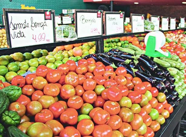 Queda no preço do tomate puxou diminuição na cotação da cesta básica em BH