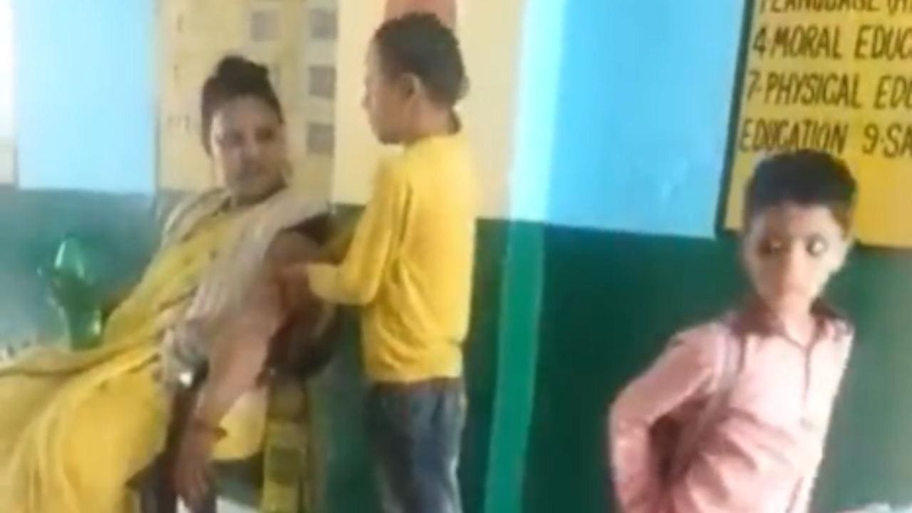 Professora foi flagrada recebendo massagem de aluno