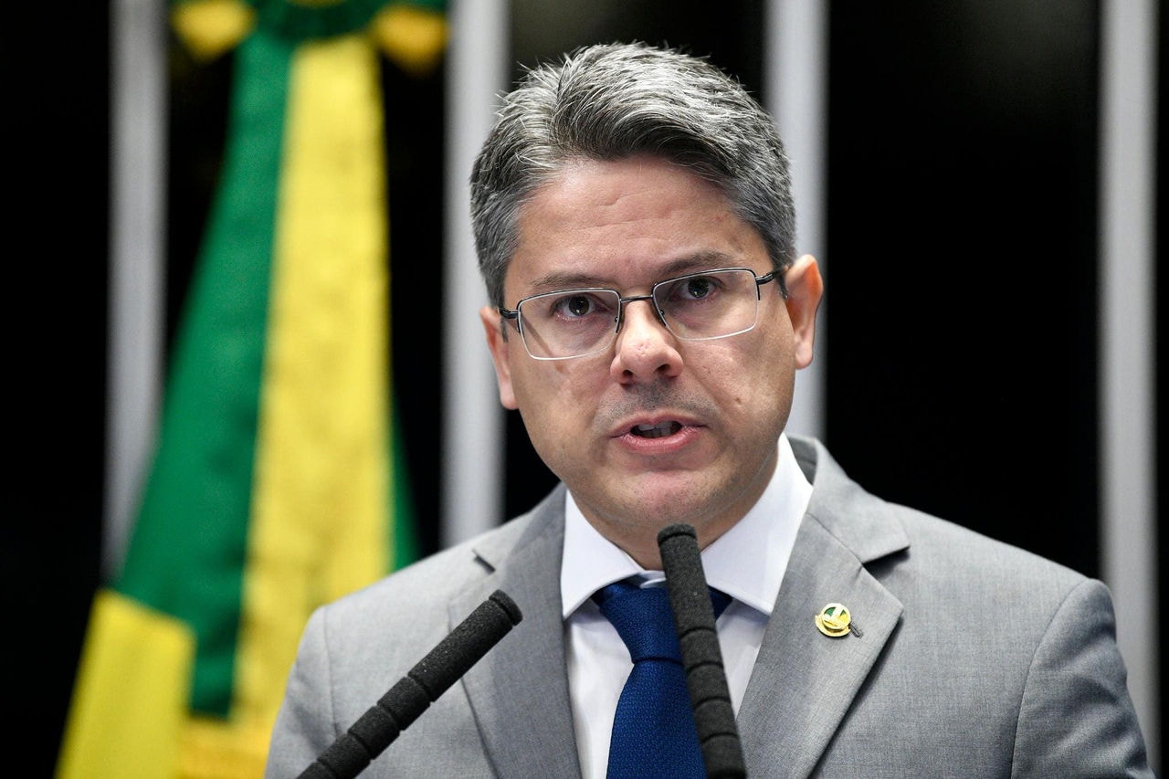 Proposta que limita o uso de celulares nas escolas foi aprovado no Senado; senador Alessandro Vieira (MDB-SE), relator do projeto de lei, defendeu a necessidade de aprovação da proposta